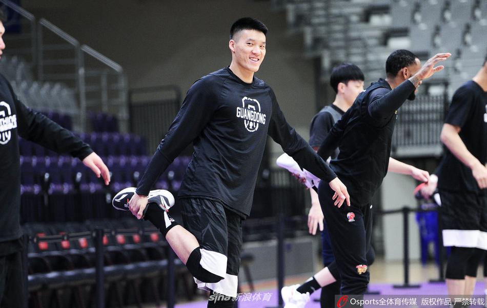万圣伟在内线卡位训练中全力以赴，为了应对辽宁队的强力内线，他在努力增加对抗强度。