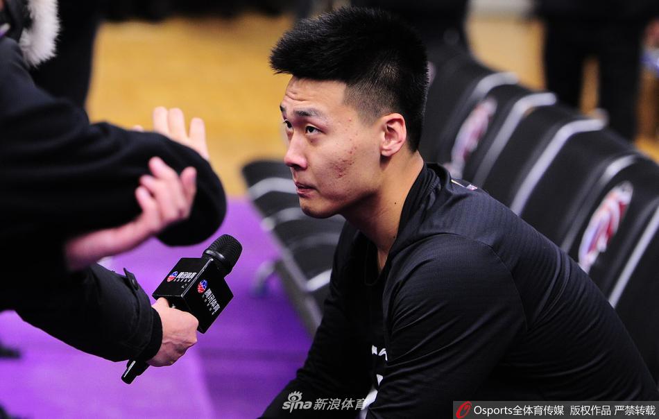 广东外援布鲁克斯训练中面带笑容运球推进，身后的威姆斯正在专注地练习投篮。