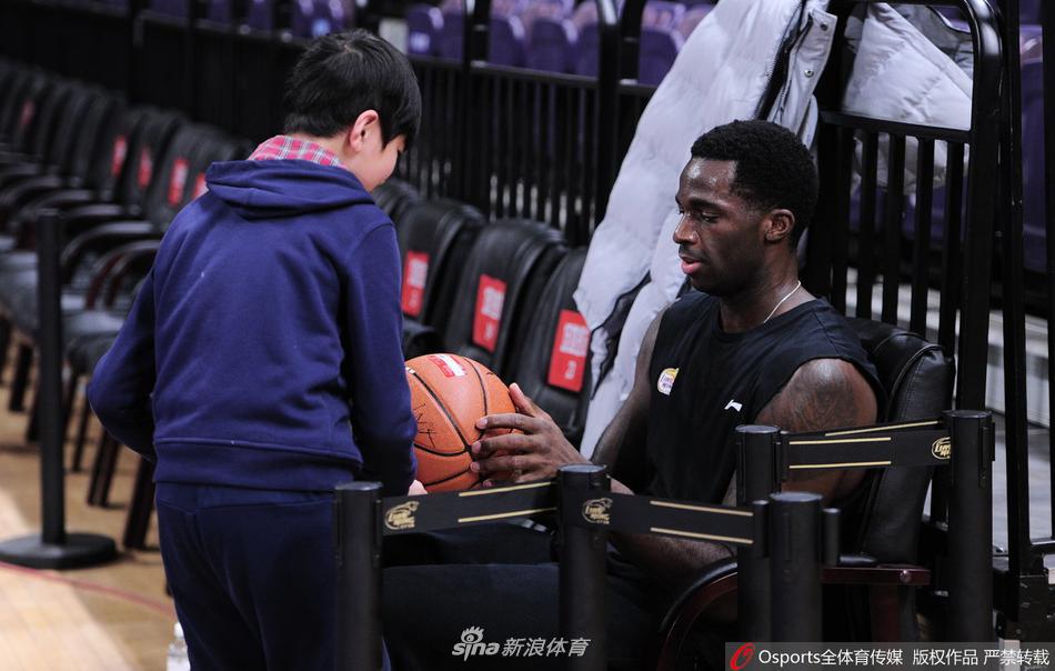 赵继伟在训练间歇擦着汗水，但看到场边眼巴巴望着自己的小球迷，他毫不犹豫地停下脚步，拿起笔满足了孩子的愿望，这暖心的一瞬间被镜头完美捕捉。