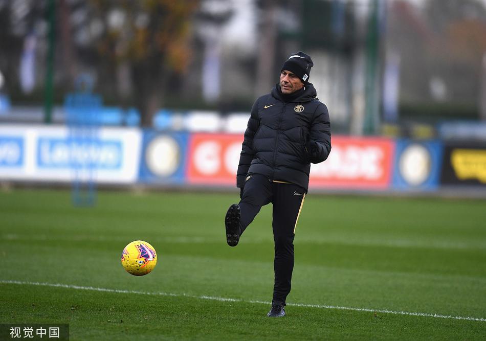 阳光下，几名中场大将正进行传递训练，皮球在空中划出优美弧线，精准地飞向跑位的队友