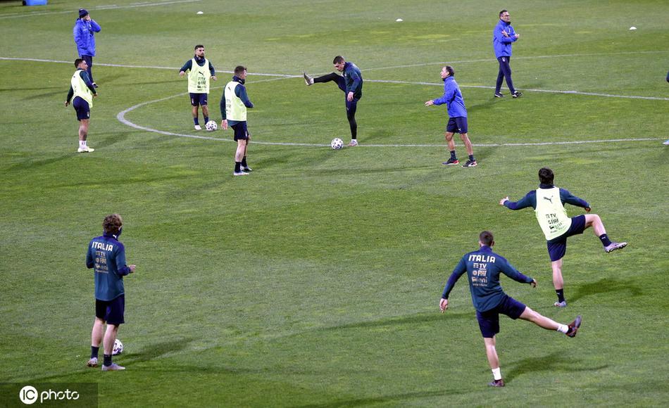 意大利球员们正在进行分组对抗，阳光洒在绿茵场上，球员们的专注神情和流畅配合预示着他们将以最佳状态迎战小组赛的每一个对手