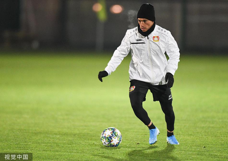 勒沃库森全队在莫斯科的寒夜里进行了最后一次合练，球员们呼出的白气清晰可见，但这团为胜利而燃的火焰，注定不会轻易熄灭。