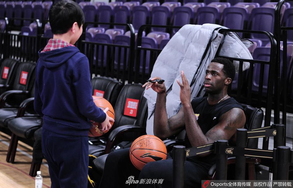 在凛冽的冬日里，辽宁飞豹队的训练馆内却热情似火，赵继伟正弯下腰，面带温暖的笑容，在一件辽宁队球衣上认真签下自己的名字，周围满是期待的小球迷。