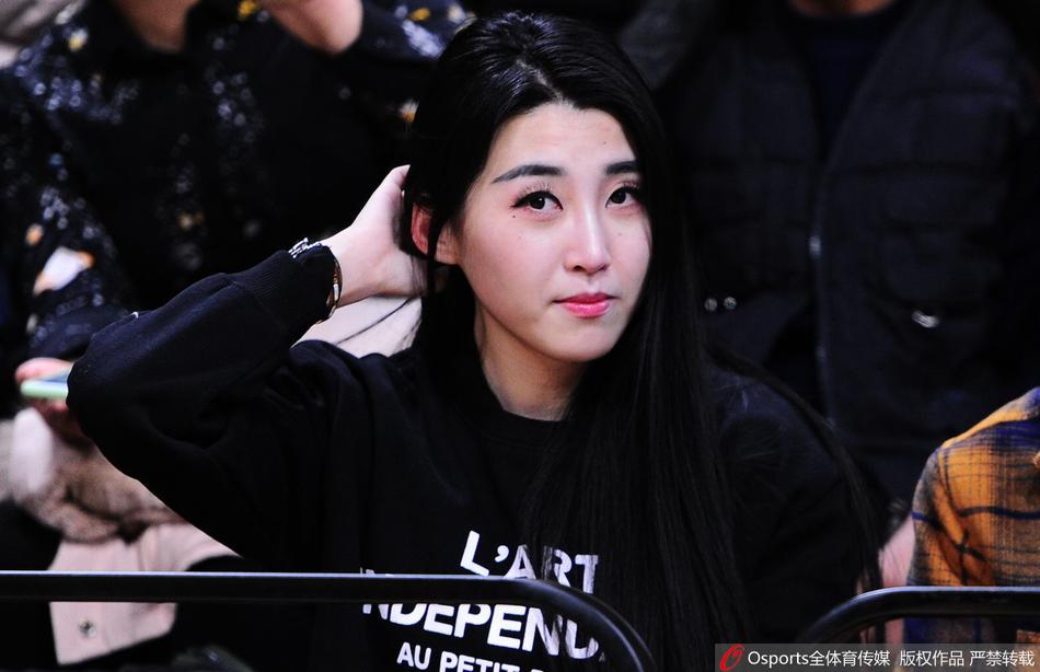 胜利的喜悦洋溢在这位美女球迷的脸上，她身前的辽宁队围巾格外醒目，在这寒冷的冬夜，她的热情与球队的胜利共同构成了一幅温暖的画面。