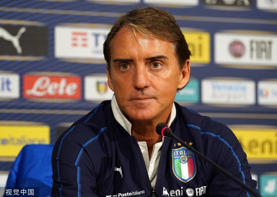 赛后全队围拢向看台球迷致谢，蓝衣军团与拥趸共同编织胜利画卷