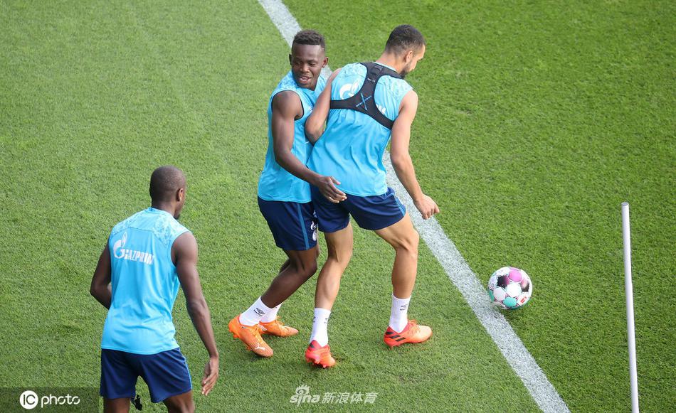 孤独的守望者 训练场边，一名球员独自整理着球鞋，远处的队友们正在进行分组对抗。这种片刻的宁静与独处，恰似球队当时的心境——在喧嚣之外，独自面对困境，默默准备着下一次登场。