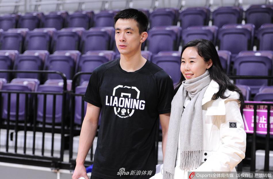 训练馆的灯光下，赵继伟被一群穿着羽绒服的小球迷团团围住，他丝毫没有疲惫感，一边签名一边与孩子们交谈，仿佛这里不是紧张备战的赛场，而是充满欢笑的游乐园。