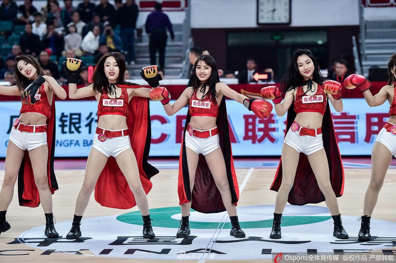 表演结束后,一群篮球宝贝们簇拥在一起,她们高举戴着拳击手套的手臂,对着镜头绽放出胜利的微笑,仿佛在庆祝一场属于她们的“拳赛”胜利,身后的球迷看台成为了她们最宏大的背景板。