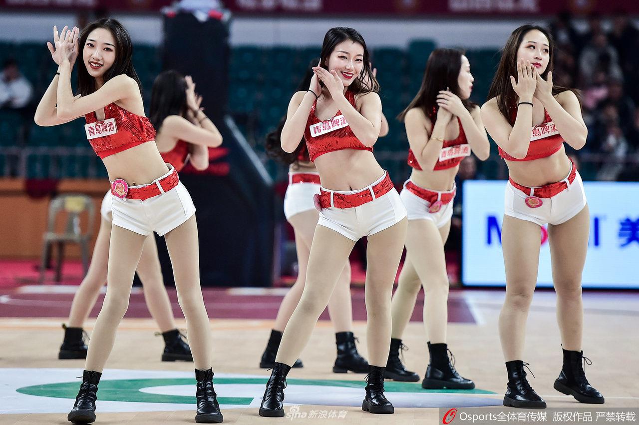 全景镜头下,六位拳击宝贝摆出整齐划一的搏击阵型,她们戴着同款红色拳套,半蹲着身体,目光如炬地注视着前方,红色的短裤在灯光下格外耀眼,将赛场变成了热血沸腾的搏击赛场。