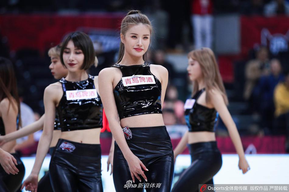 在场地中央，啦啦队宝贝们摆出专业的舞蹈造型，她们的身影与现场璀璨的灯光交相辉映，将体育馆变成了一片充满青春气息的闪耀舞台。