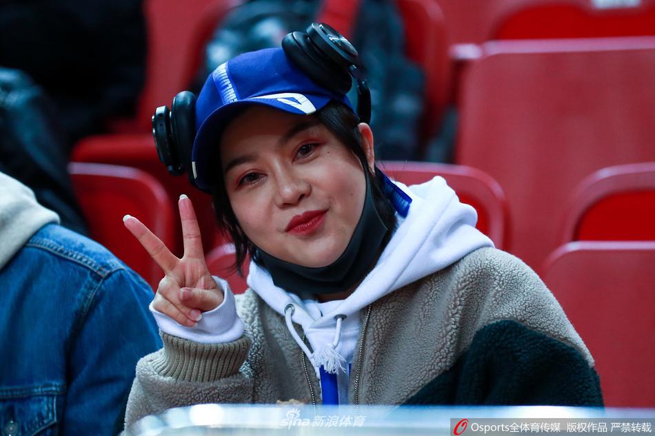 一位戴着眼镜的温婉女球迷，双手轻轻捂着嘴巴，眼神中流露出惊喜与难以置信，仿佛八一队的一次精彩配合让她瞬间忘却了周遭的喧嚣，沉浸在篮球带来的纯粹快乐之中。