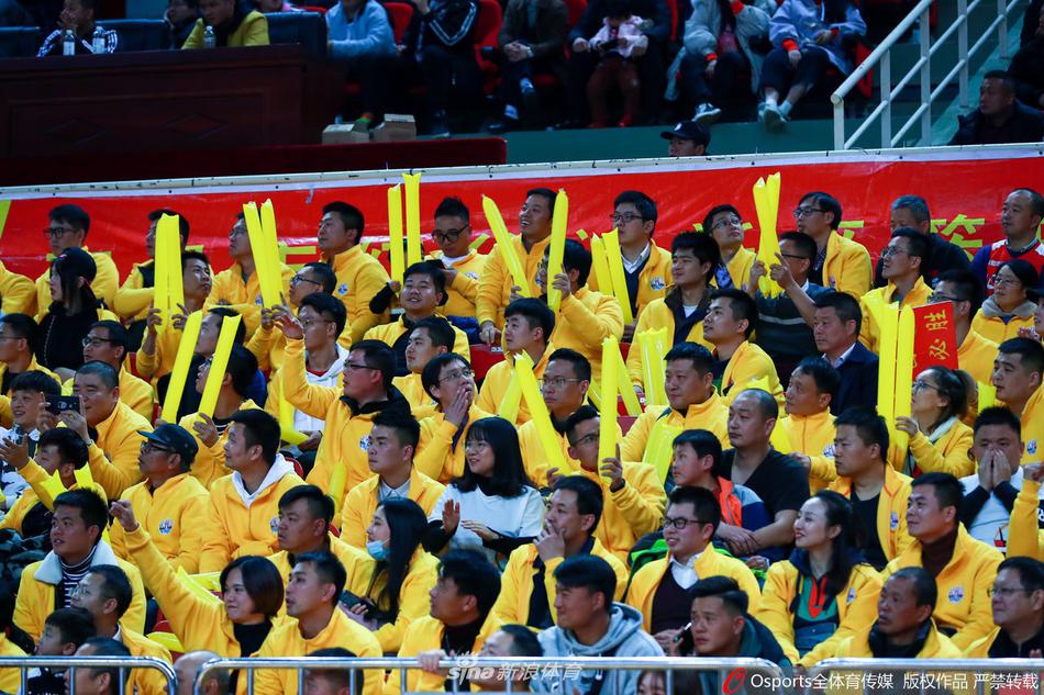 镜头捕捉到一位笑靥如花的女孩，她穿着休闲的牛仔外套，面对镜头比出可爱的剪刀手，脸上洋溢着发自内心的喜悦，仿佛广东队的一次流畅进攻也感染了她，让她成为了快乐篮球的一部分。