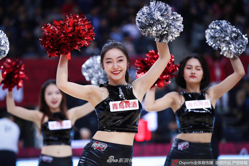 深圳领航者啦啦队宝贝们身着亮黄色短裙活力登场，她们手中金色的花球随着强劲的音乐节奏整齐挥舞，瞬间点燃了全场球迷的热情。