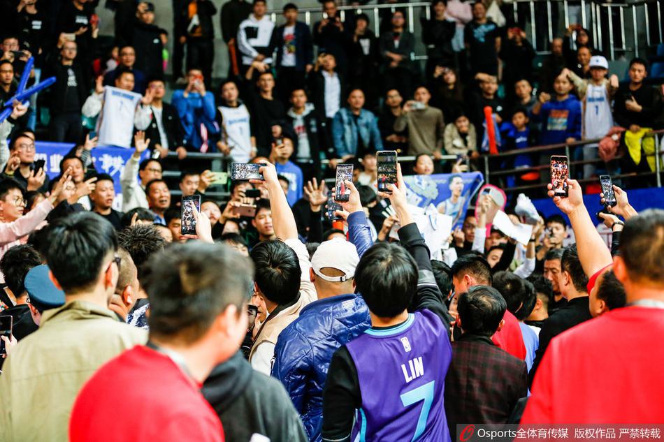 福建队小外援泰·劳森高速运球突破，他的身形矫健，瞬间闪过北京队的防线。他精准的传球和关键时刻的得分，是福建队能够始终掌控比赛节奏、并最终赢下胜利的关键因素。