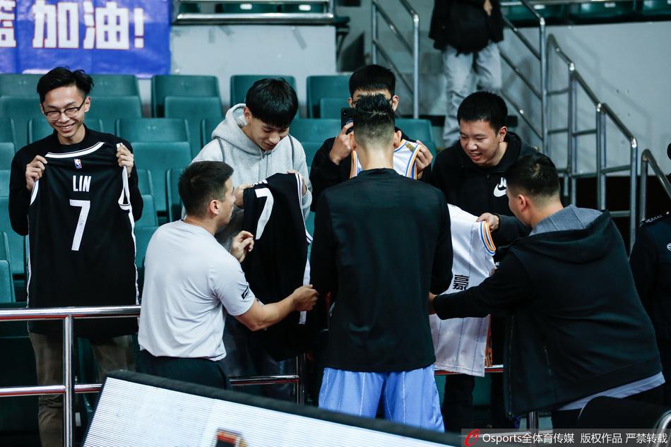 比赛哨声吹响，晋江祖昌体育馆内灯火通明，福建浔兴队与北京首钢队的球员们在场上激烈拼抢，一次攻防转换瞬间被镜头捕捉，空气中弥漫着紧张激烈的比赛气息。