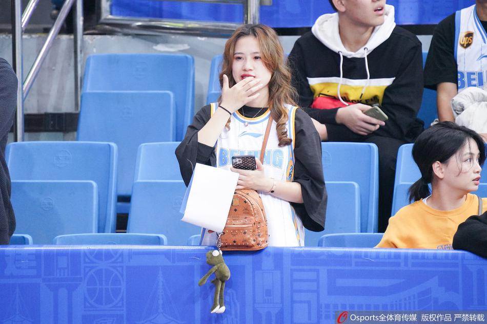 终场哨声响起，比分定格在111:107，福建浔兴队主场获胜。激动的福建球迷在看台上挥舞着手中的助威棒，脸上洋溢着胜利的喜悦，尽情欢呼，庆祝球队这场来之不易的宝贵胜利。