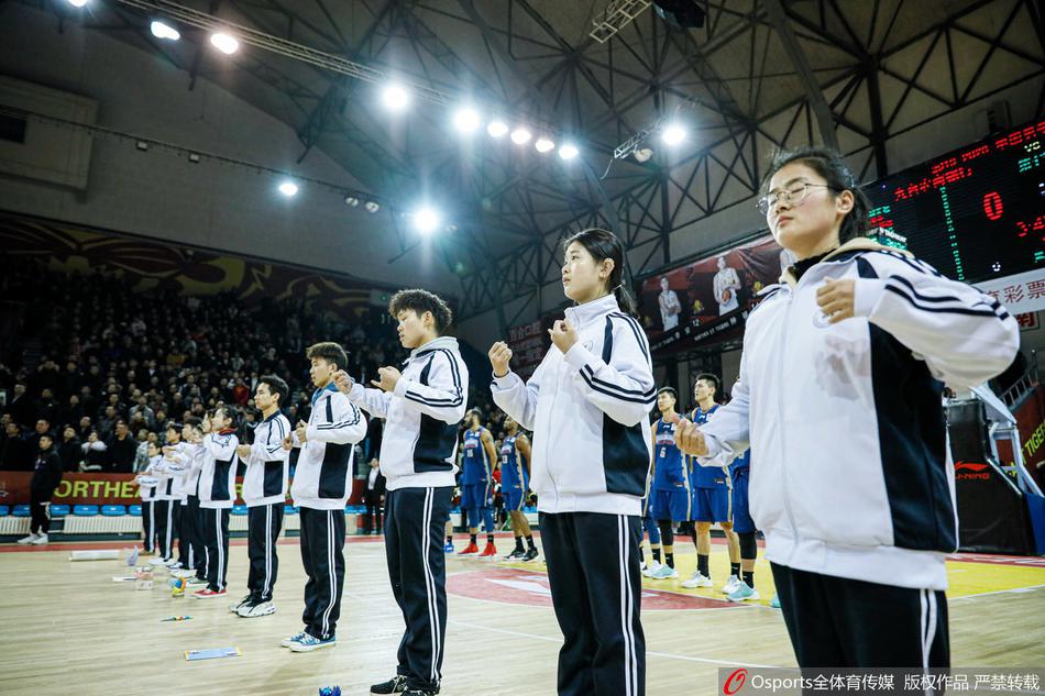 手语老师黄杉全神贯注地站在看台前，双手快速翻飞，将场上瞬息万变的战况精准地翻译给身后的听障学生，她的眼神专注而温暖。