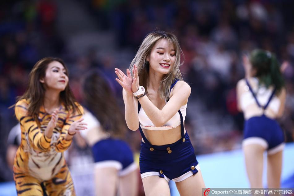 在宏远队一次精彩的快攻得分后，现场啦啦队迅速集结，她们排成整齐的队列，以一套充满力量感的舞蹈动作回应着主场球迷的欢呼，将现场气氛再次推向高潮。