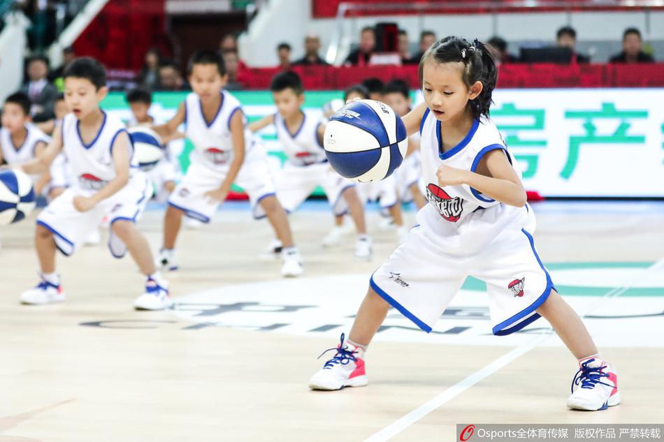 一群穿着白色篮球服的小球员们在CBA赛场上全神贯注地拍球,他们动作整齐划一,肉肉的小手拍着大大的篮球,神情专注,仿佛在完成一项最神圣的使命。