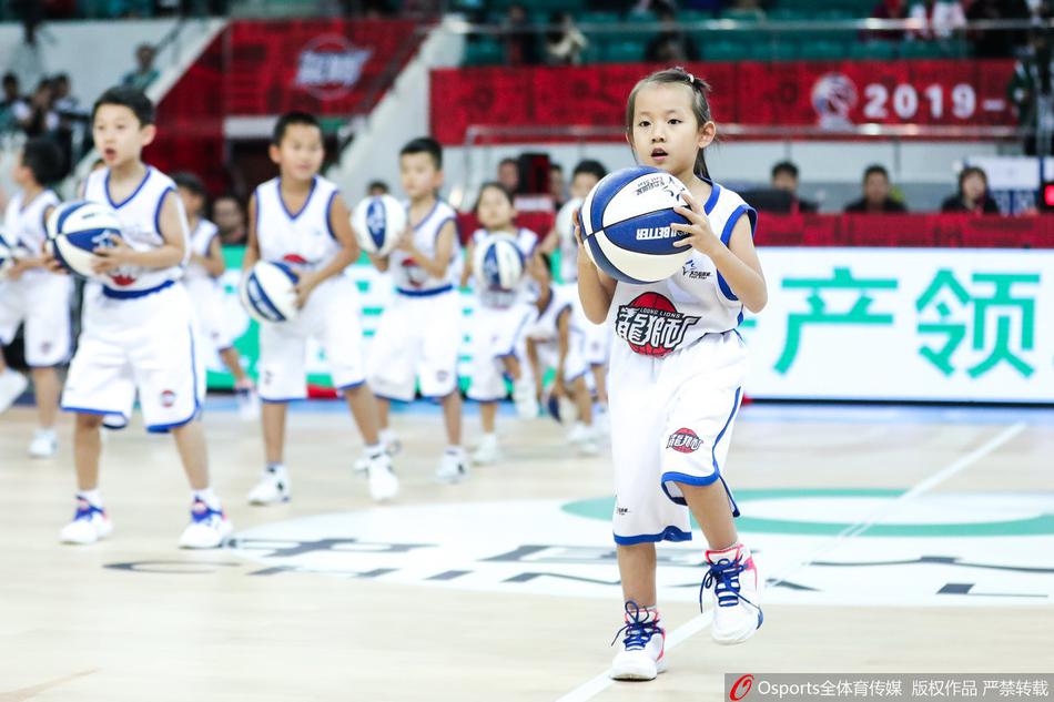 表演结束后,小球员们手拉手站成一排,面向观众席深深鞠躬致谢。他们身后是巨大的CBA赛场,他们小小的身影在聚光灯下显得格外耀眼和可爱。