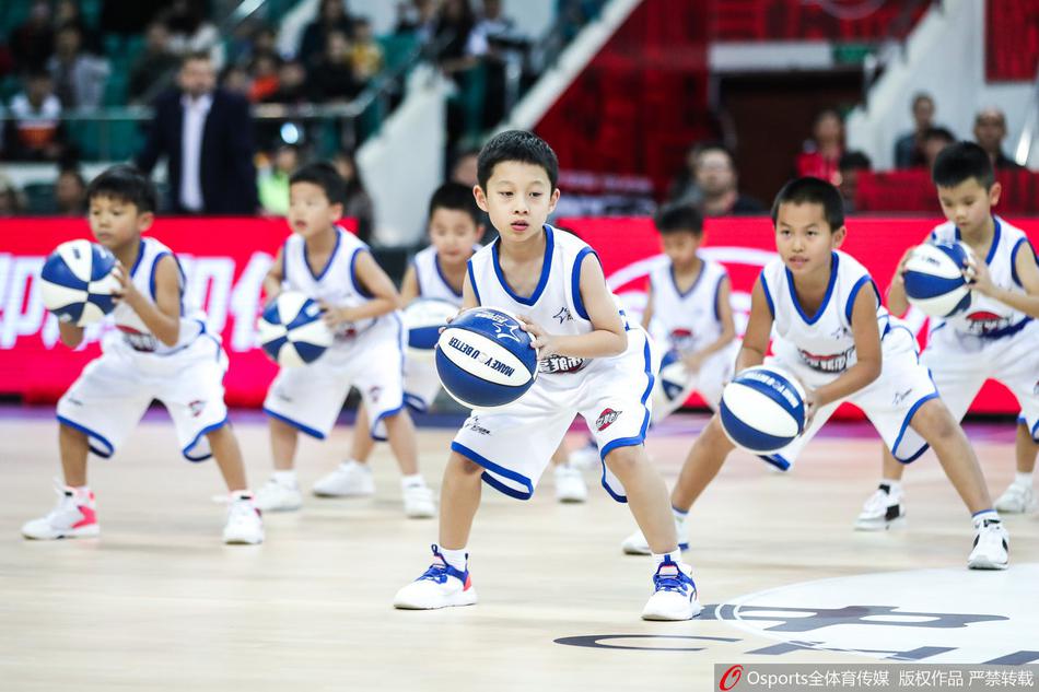 小球员们表演时的一个全景画面,他们整齐地排列在场馆中央,五颜六色的队服在灯光下格外鲜艳,虽然人小但气势十足,为激烈的职业赛场增添了一道最纯真的风景线。