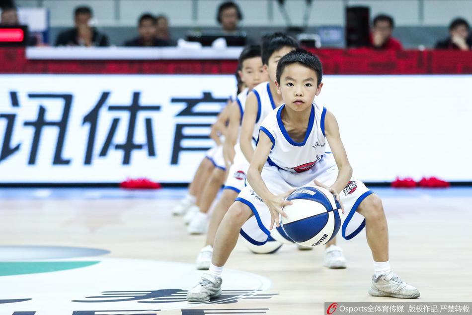 场上另一组镜头：小球员们表演结束后在场边继续观赛，他们目不转睛地盯着场上的易建联等大哥哥，眼神中充满了崇拜和向往，仿佛在说‘长大以后我也要像他们一样厉害’。