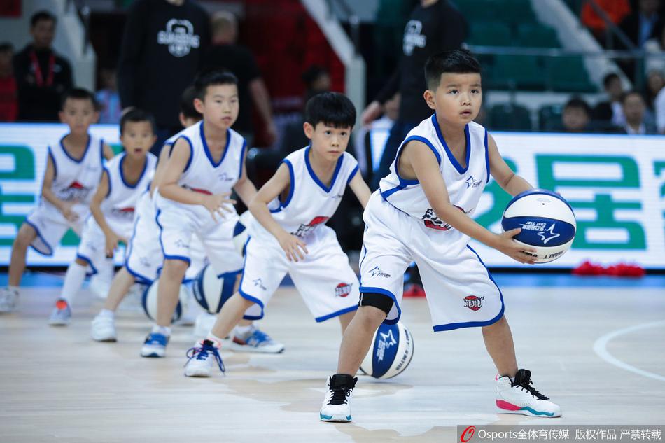 表演中发生了一个可爱的小插曲，一名小球员不慎跌坐在地，但她立刻自己爬起来，脸上露出有点不好意思又超级可爱的笑容，小手抱着球继续跟上队伍，这份纯真和勇敢赢得了全场掌声。