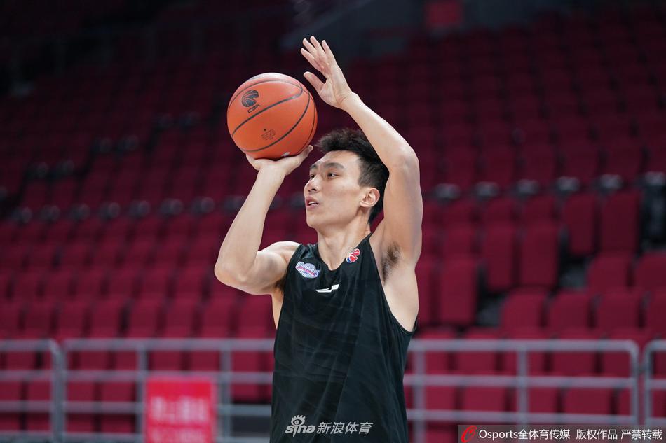 全队训练结束后围成一圈，汗水与怒吼交织，手臂在空中交错相叠，这一刻他们不是一个人在战斗，而是代表天津的钢铁长城。