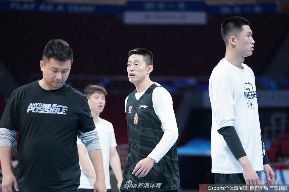 金鑫在高速运球突破中，眼神如鹰隼般扫视着队友的走位，他的变向动作干净利落，随时准备撕裂北京的防线。