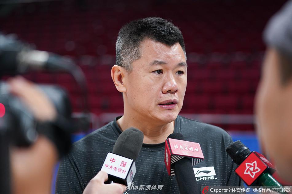 主教练刘铁双手叉腰站在场边，神情严峻如铁，目光如炬地注视着弟子们的每一次跑位，战术板上画满了针对性的防守策略。