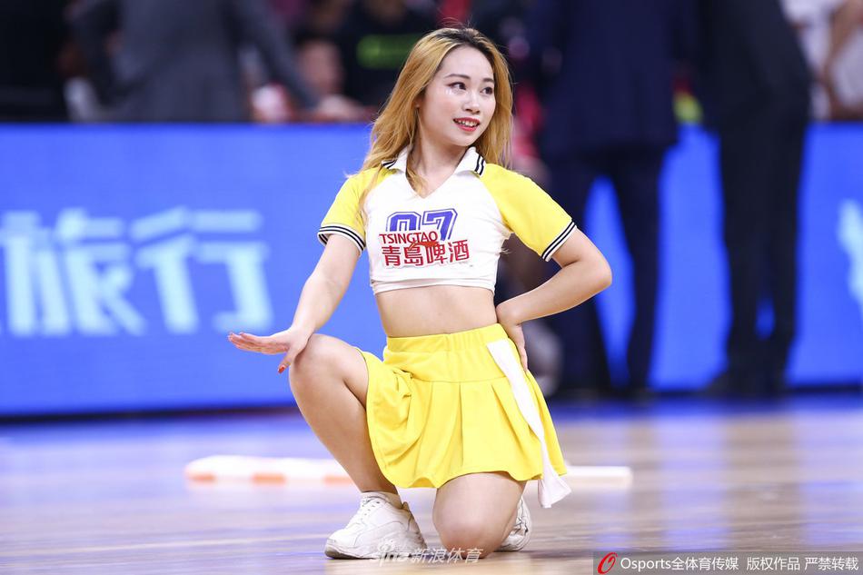 节间休息时,广东宏远啦啦队宝贝们排成一列,迈着轻快的步伐上场,修长的身形和整齐的服装,还未起舞便已成焦点。