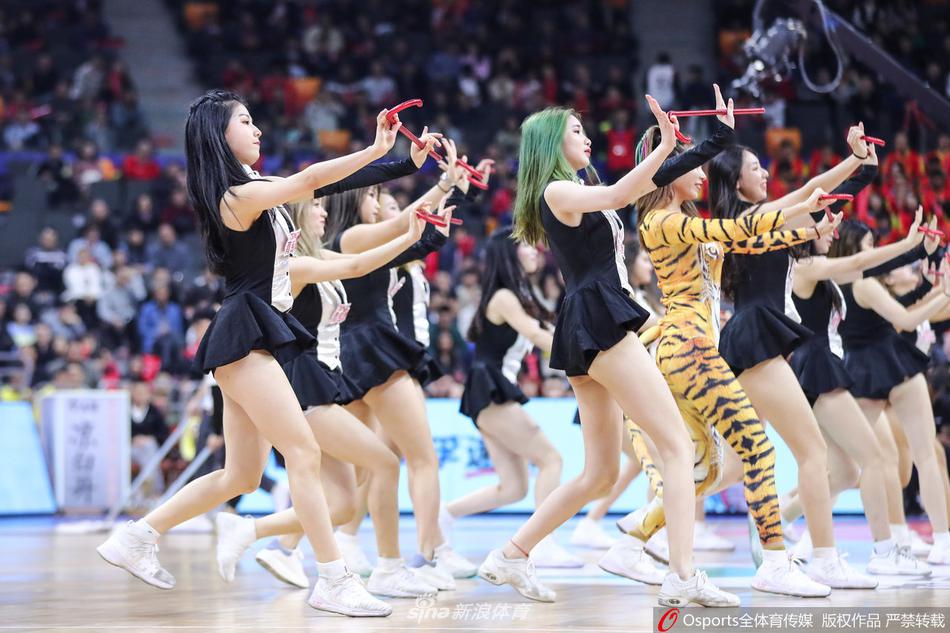 镜头拉近,一位深圳队啦啦宝贝的回眸瞬间被捕捉,精致的妆容下,专注的眼神仿佛在与看台上的每一位观众进行无声的交流。