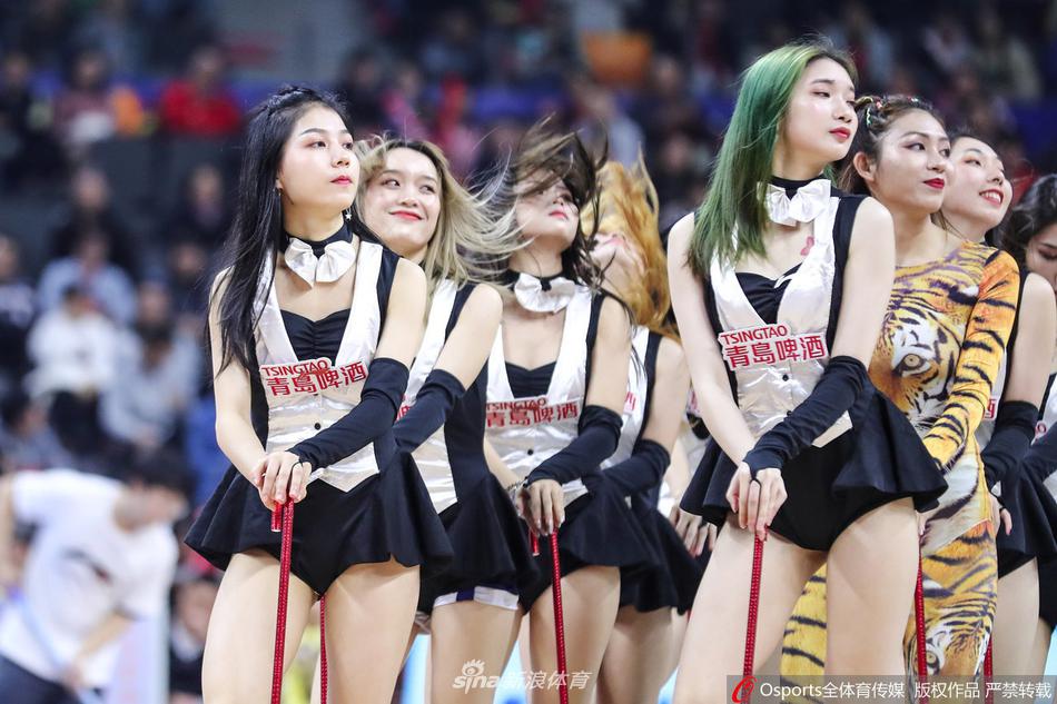 舞台中央,宏远啦啦队的宝贝们摆出充满力量的ending pose,她们身姿挺拔,手臂舒展,展现出篮球宝贝独有的自信与风采。