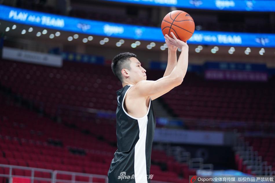 时德帅在三分线外果断出手，皮球在空中划出一道彩虹般的优美弧线，应声入网，这是他训练课后给自己加练的第三百次投篮。