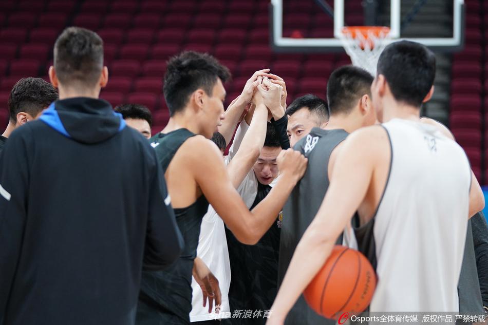 先行者队员击掌瞬间，掌心相击迸发出求胜的火花，坚定的目光穿透镜头，仿佛已与北京的赛场提前交锋。