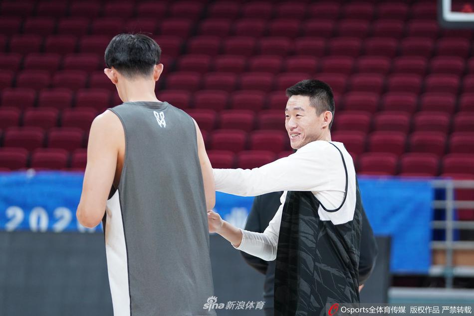 大外援托多罗维奇在篮下完成一记势大力沉的双手灌框，肌肉线条在灯光下显得格外分明，巨大的力量感似乎要将篮架吞噬。