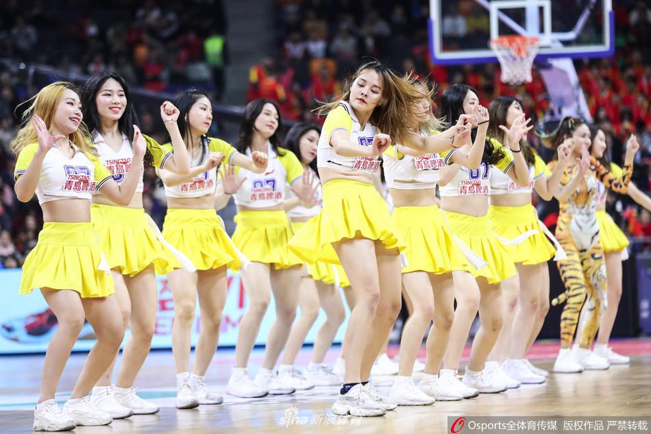 深圳领航者的啦啦队员们同样不甘示弱,她们身着红白相间的队服,在场上变换着队形,甜美的笑容和专业的舞姿赢得了主场球迷的阵阵掌声。