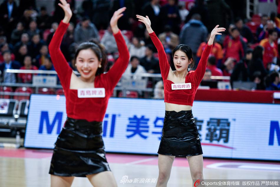 篮球宝贝们扎着清爽的马尾辫，身着红白相间的活力套装，在赛场中央随着动感音乐跃动起舞，她们脸上洋溢着灿烂的笑容，瞬间点燃了全场观众的热情。