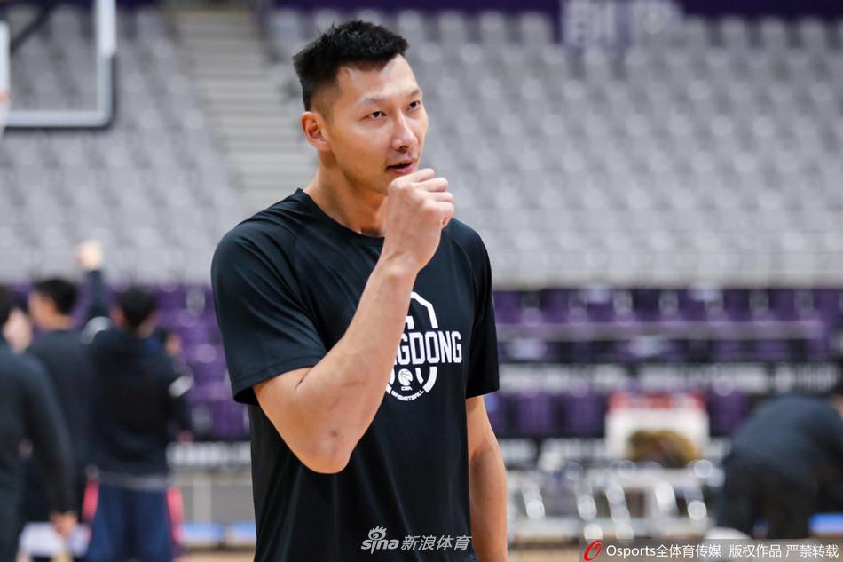 沈阳冬夜场馆寒冷，易建联在训练中呼出白色雾气，双手摩挲试图取暖。