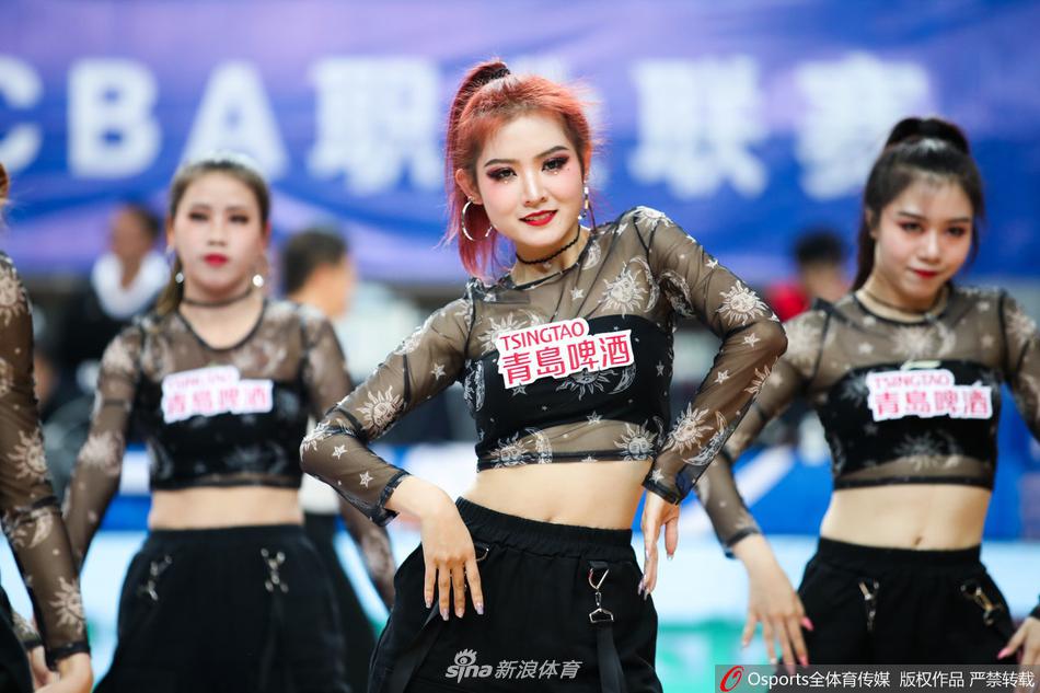 一位啦啦队员在聚光灯下绽放出甜美的笑容，微微侧身展现出优美的体态，背景是模糊的看台，整个画面充满了灵动与温馨的气息。