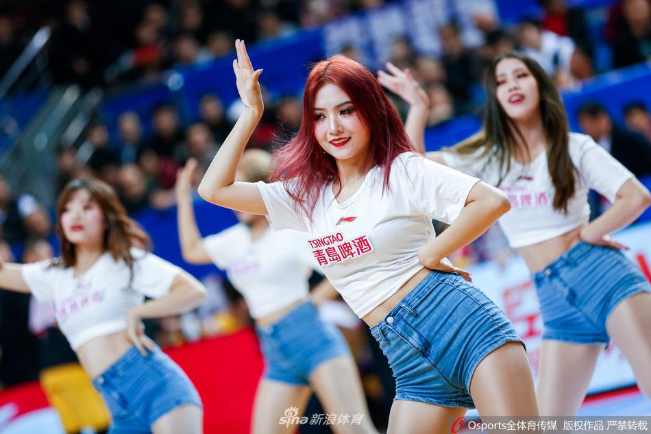 镜头捕捉到啦啦队员表演结束时的回眸瞬间，额前的碎发被汗水微微打湿，但眼神中依然闪烁着光芒，尽显敬业与美丽。