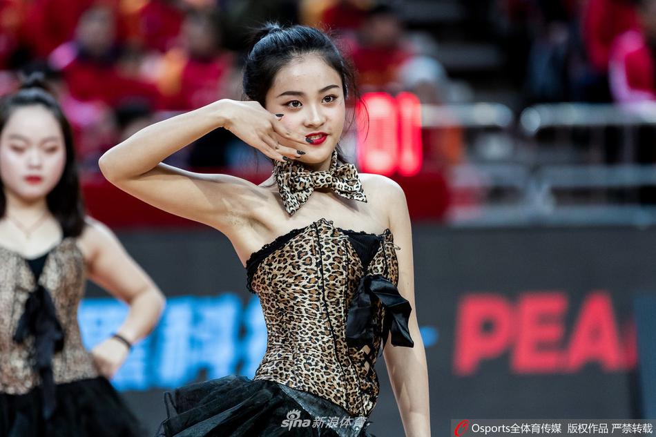 从高处俯瞰，六位篮球宝贝排成一列，动作整齐划一。红色的队服在深色的地板上格外醒目，她们用充满仪式感的舞蹈为接下来的激烈比赛奏响了序曲。