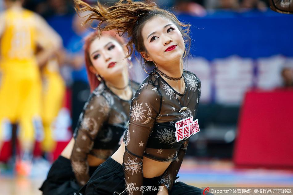 福建队啦啦队宝贝手持助威花球，眼神专注地望向赛场，脸上洋溢着灿烂的笑容，仿佛在用无声的鼓励为场上队员注入能量。