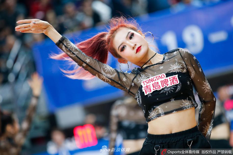 身穿红色亮片队服的啦啦队员随着音乐奋力跃起，飞扬的马尾辫与手中的花球在空中划出优美的弧线，将青春活力展现得淋漓尽致。