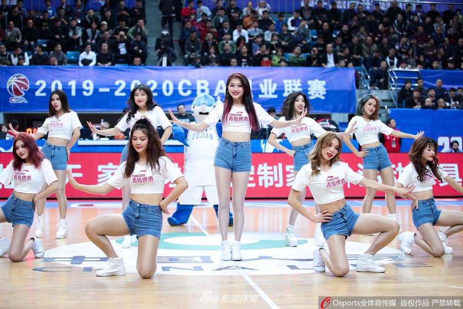 广厦队啦啦队宝贝正在表演一套充满力量感的舞蹈动作，手中的花球如火焰般绽放，她们神情专注，全然沉浸在激情澎湃的音乐中。