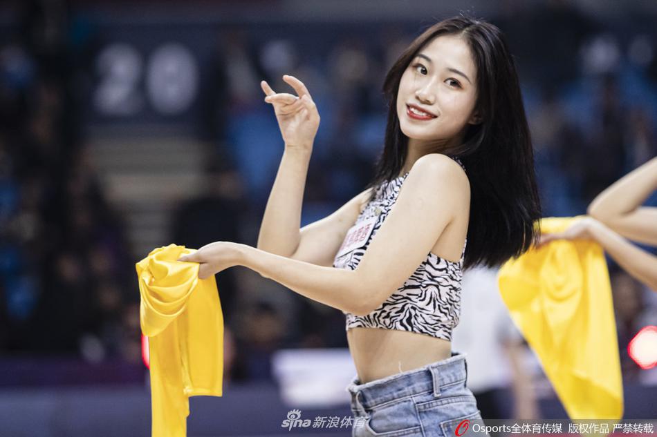 灯光璀璨的球场中央,宝贝们排成纵队展现精湛舞技,背景是巨大的南京大圣队徽,她们用青春为这支球队注入无限活力。