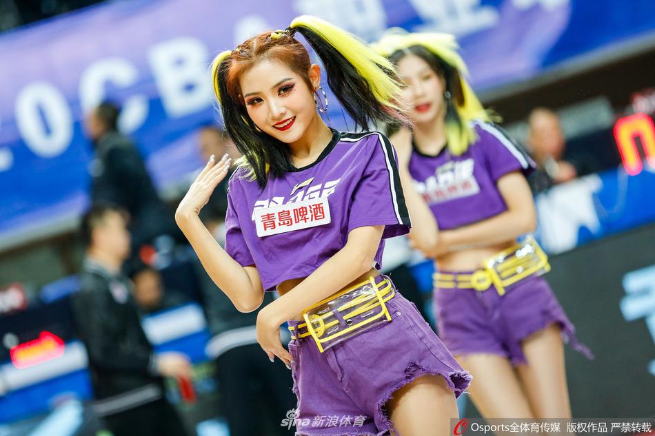 五名队员在木地板上围坐成一圈，中间仿佛凝聚着团队的温暖。她们互相依靠，眼神中写满了信任与友爱，这一刻的温情与赛场上的动感形成了美妙的对比。