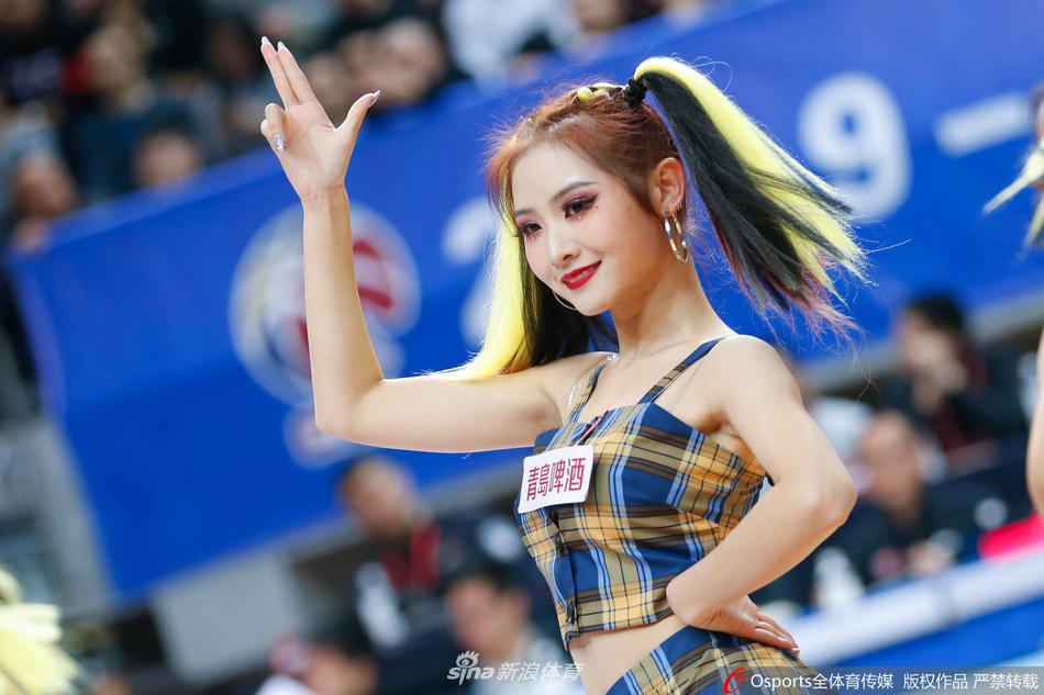 三位队员身着统一制服，在备战区轻松合影。她们的身姿挺拔，气质优雅，虽然还未上场，但自信的神采已经流露出专业舞者的风范，展现了团队强大的凝聚力。