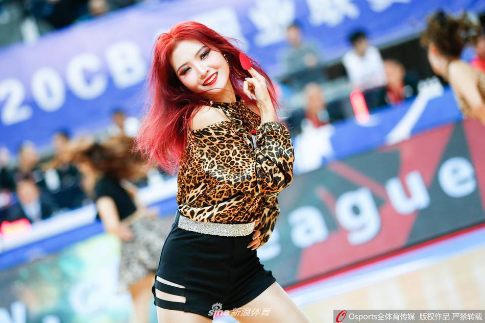 最后这张全景图中，全体啦啦队员在训练馆列队完毕，她们整齐划一地摆出舞蹈起势的动作。背景的篮球架与前景的靓丽身影相映成趣，预示着她们即将为赛场注入无限的动感与活力。