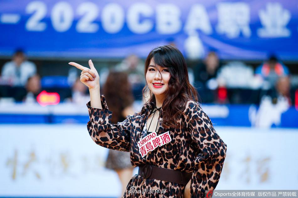 镜头拉近，这位扎着高马尾的啦啦队员侧身回眸，清澈的眼神中透着一丝灵动与俏皮。在灯光映照下，她精致的妆容和充满朝气的面庞，完美诠释了篮球宝贝的独特魅力。